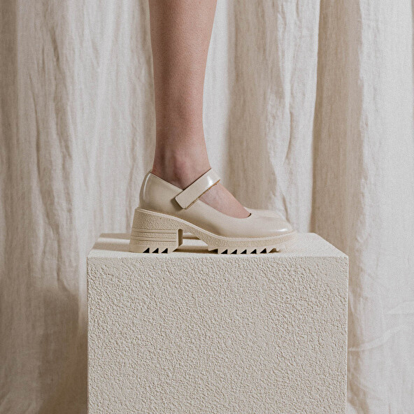 Babies with notched soles in glazed ecru leather | DOVY
