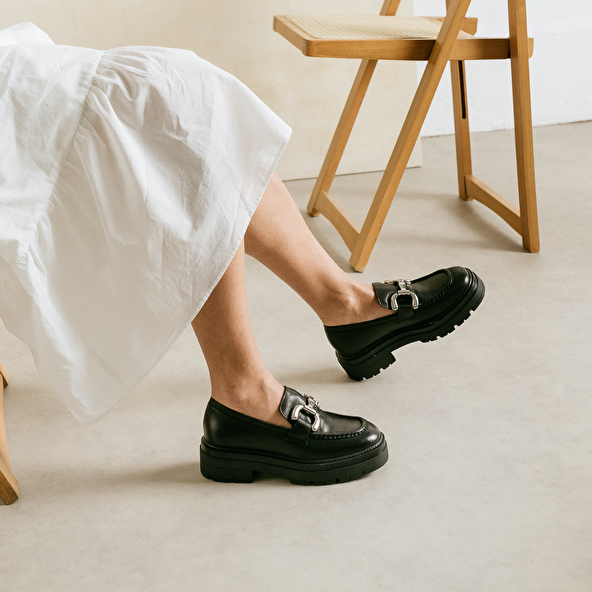Moccasins with notched soles and silver bits in black leather | PICUSSY