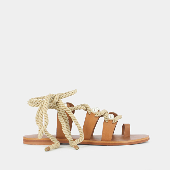 Sandals with straps, beads and braided straps in camel leather | WAFFLE