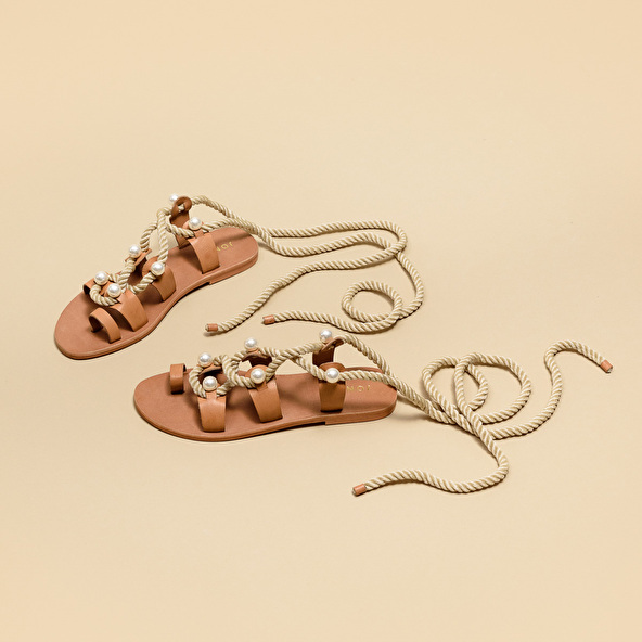 Sandals with straps, beads and braided straps in camel leather | WAFFLE