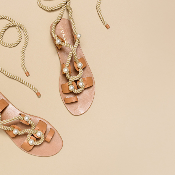 Sandals with straps, beads and braided straps in camel leather | WAFFLE