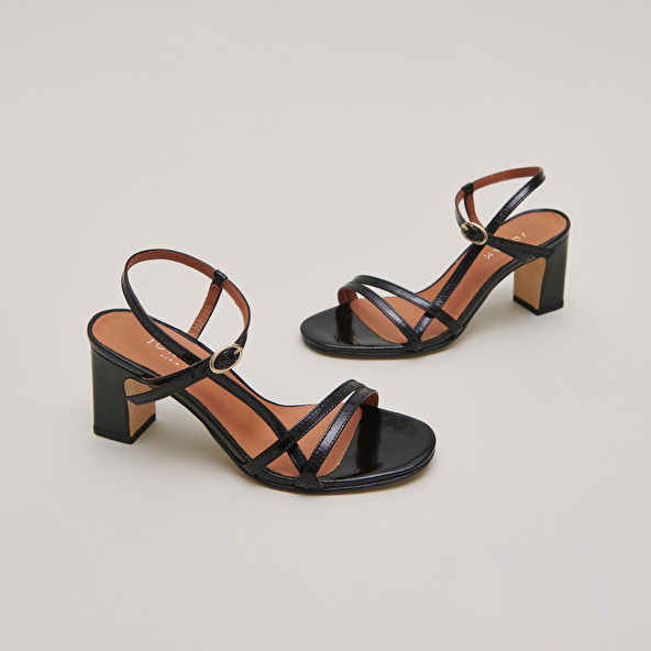 Sandals with heels and straps in black shiny leather | VICOMTE
