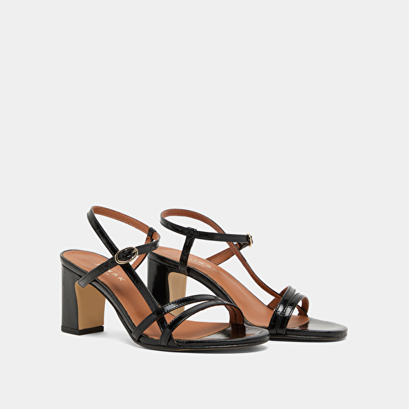 Sandals with heels and straps in black shiny leather | VICOMTE
