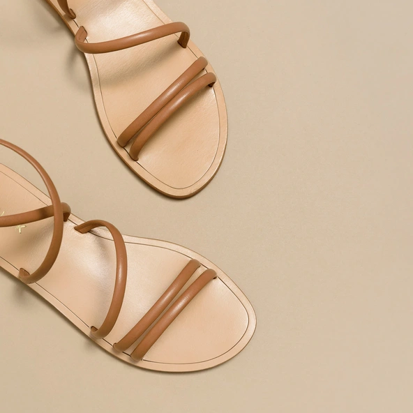 Sandales plates à brides et lanières in camel leather | APOLLINE