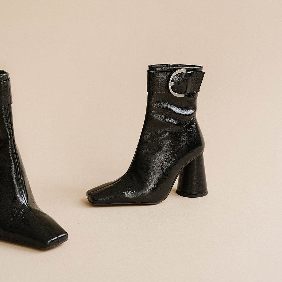 High heel ankle boots with buckles and round toes in black pleated patent leather | BANDOL