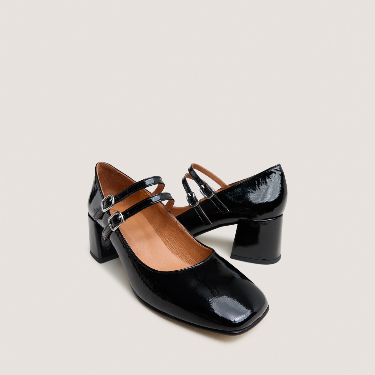 Babies with mid-heels and buckle straps in black pleated patent | ALIENAR