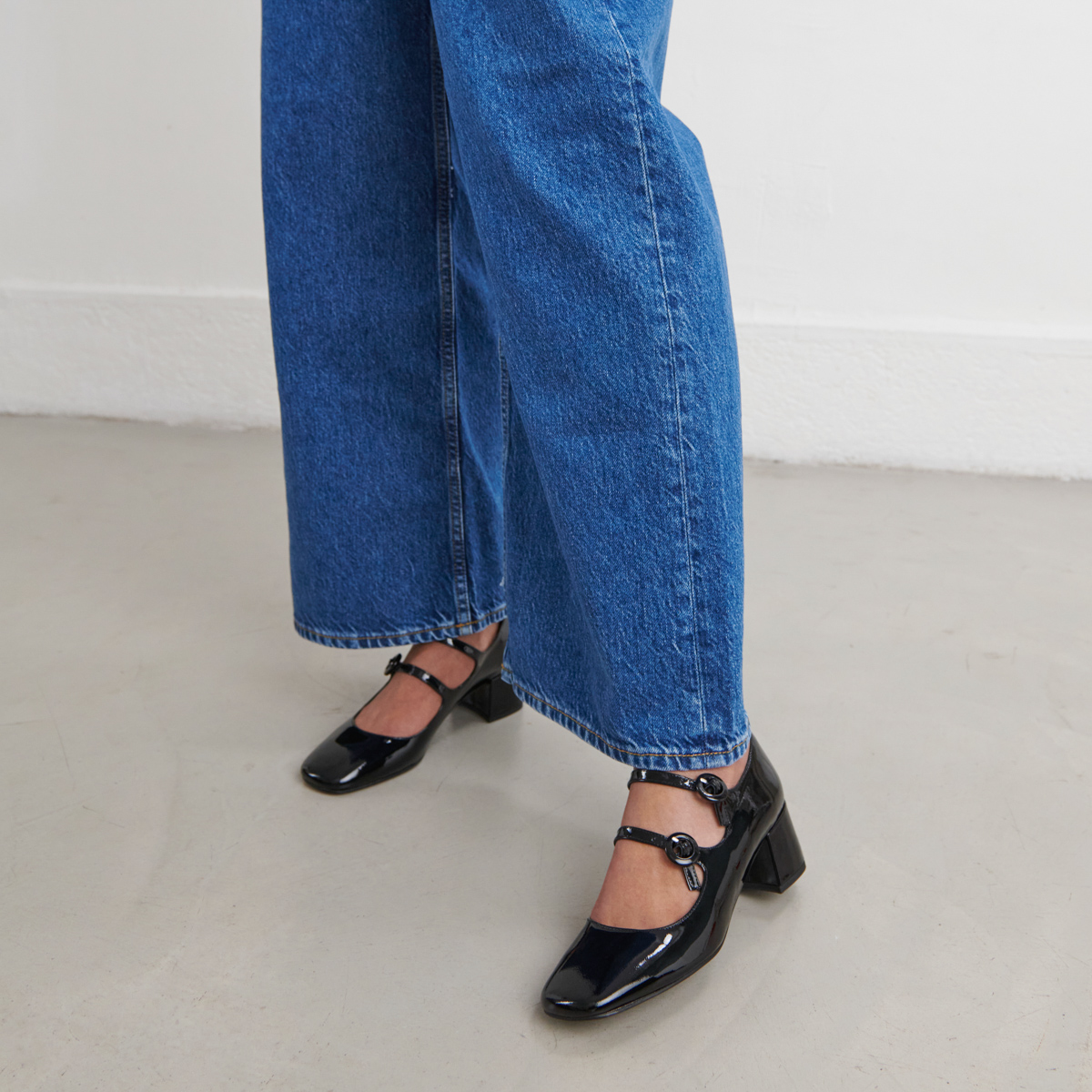 Babies with double straps and rounded toes in black patent | DELOU
