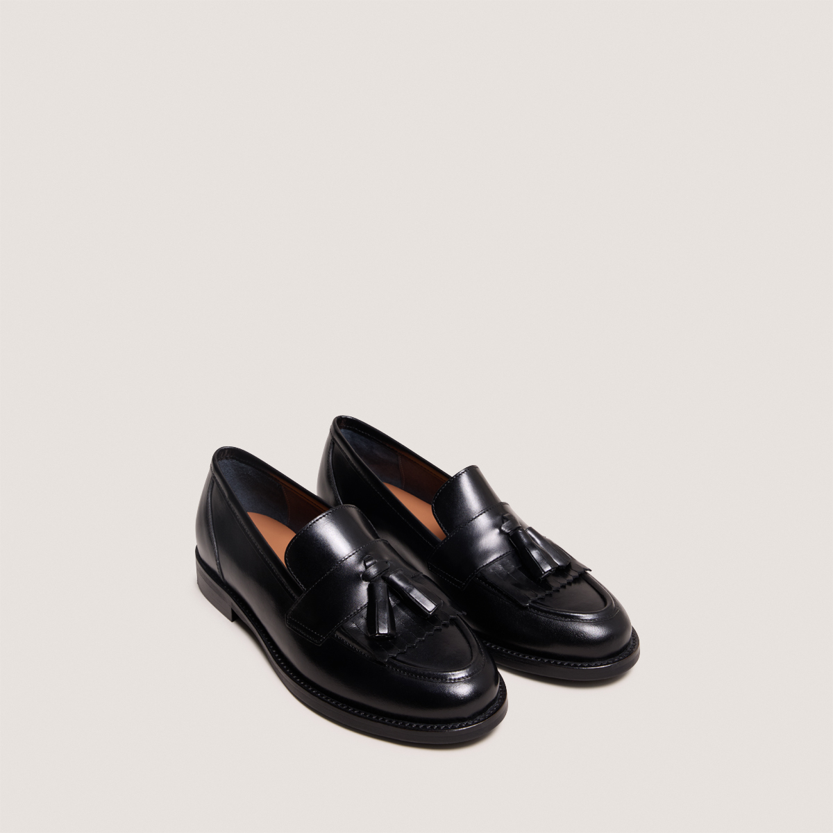 Flat heel loafers with tassels in black leather | DIE