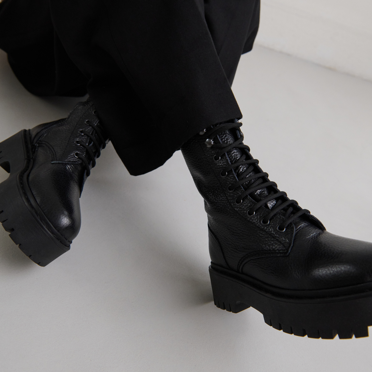 Platform boots with laces in black grained leather | ROBBO