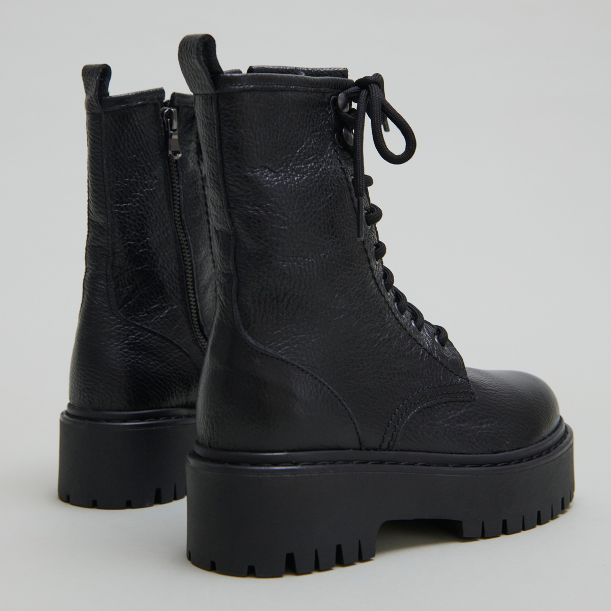 Platform boots with laces in black grained leather | ROBBO