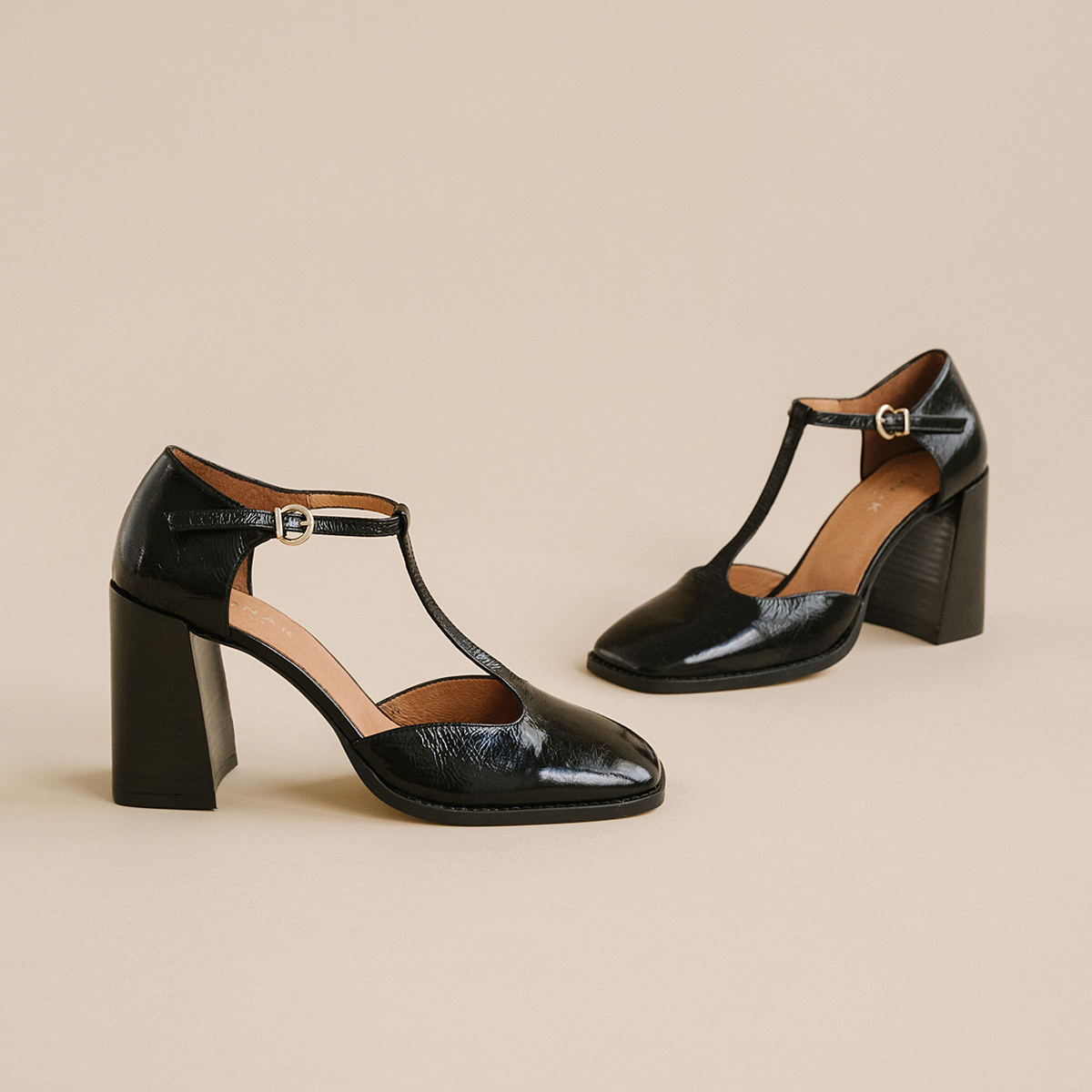 Babies high heels and square toes with straps in black shiny leather | VALLON