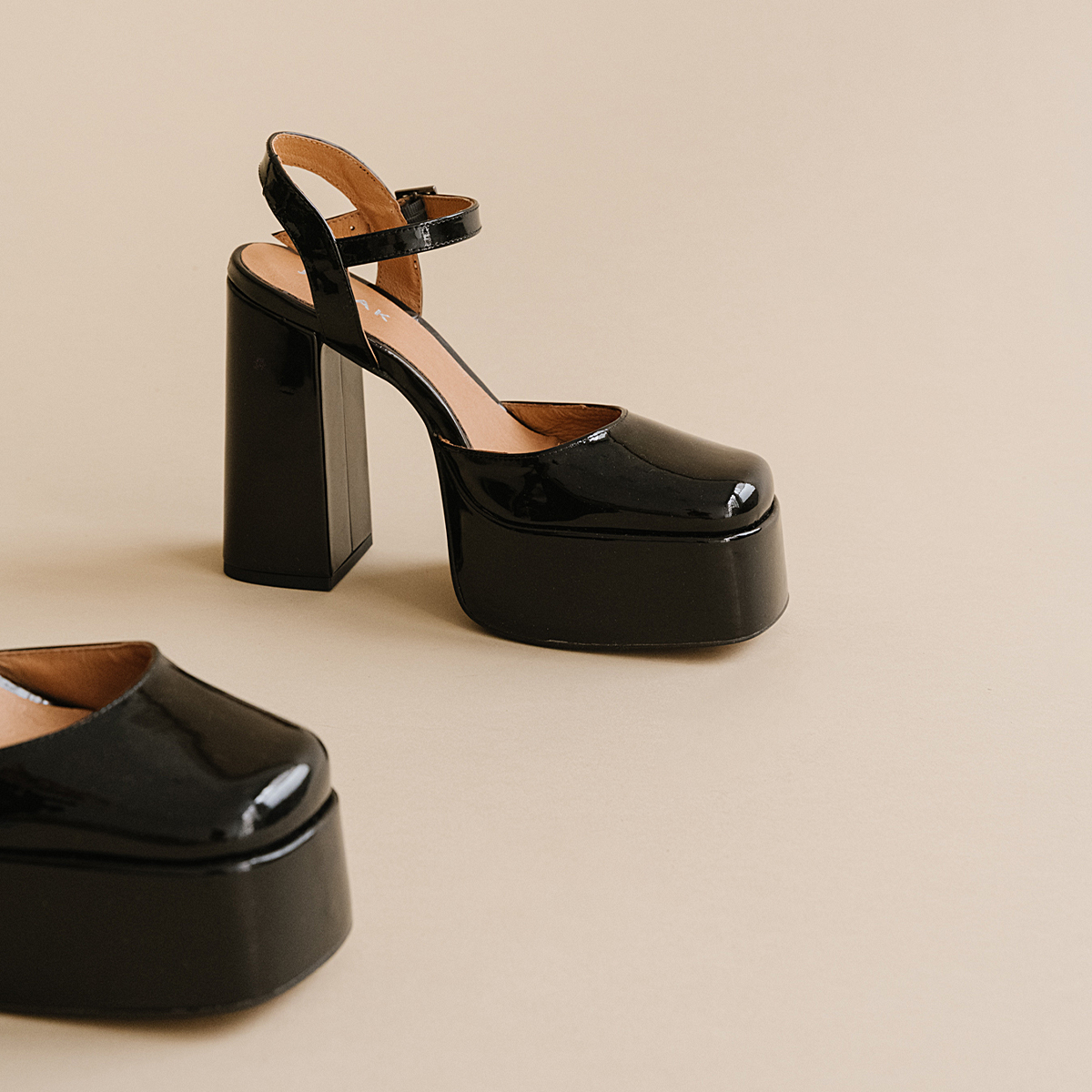 Platform slippers with straps in black patent | BACHELIER