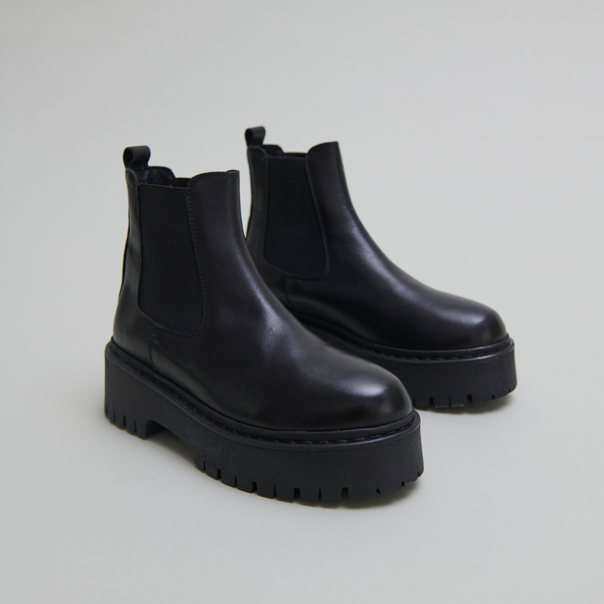 Platform boots with round toes in black leather | RAVIE