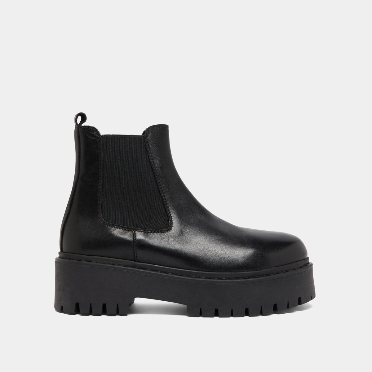 Platform boots with round toes in black leather | RAVIE