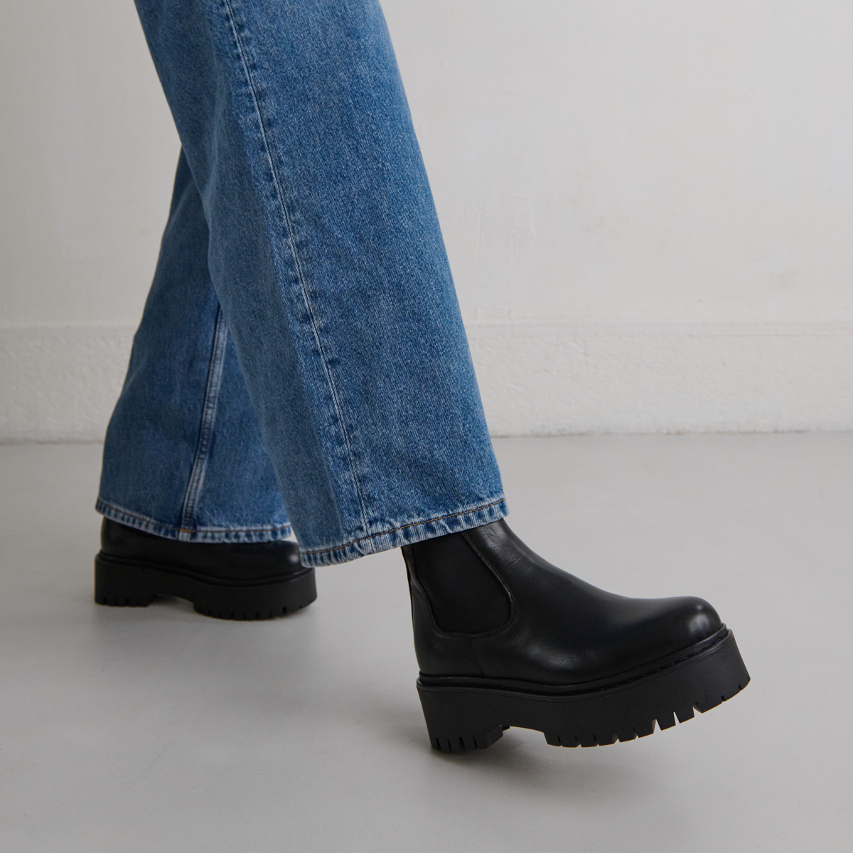 Platform boots with round toes in black leather | RAVIE