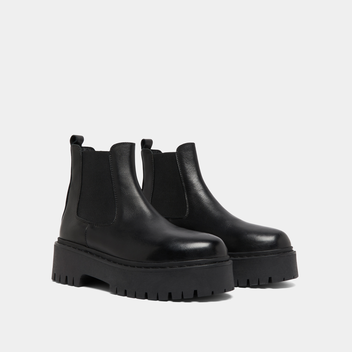 Platform boots with round toes in black leather | RAVIE
