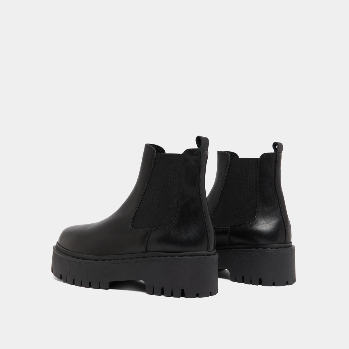 Platform boots with round toes in black leather | RAVIE