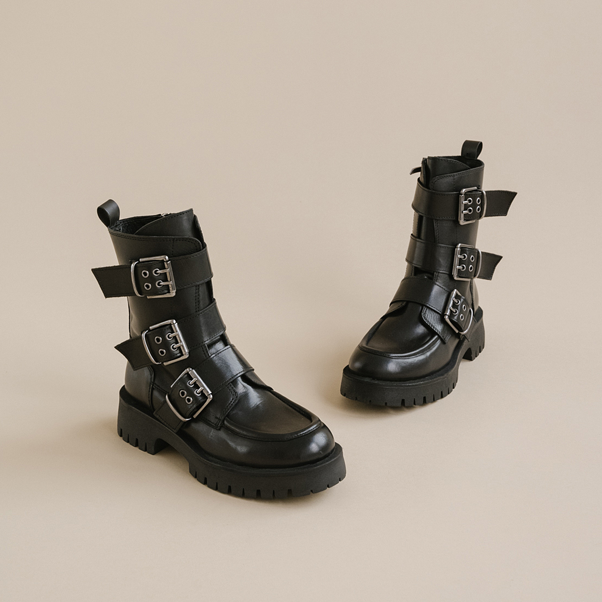 Boots with notched soles and straps in black leather | RUNNER