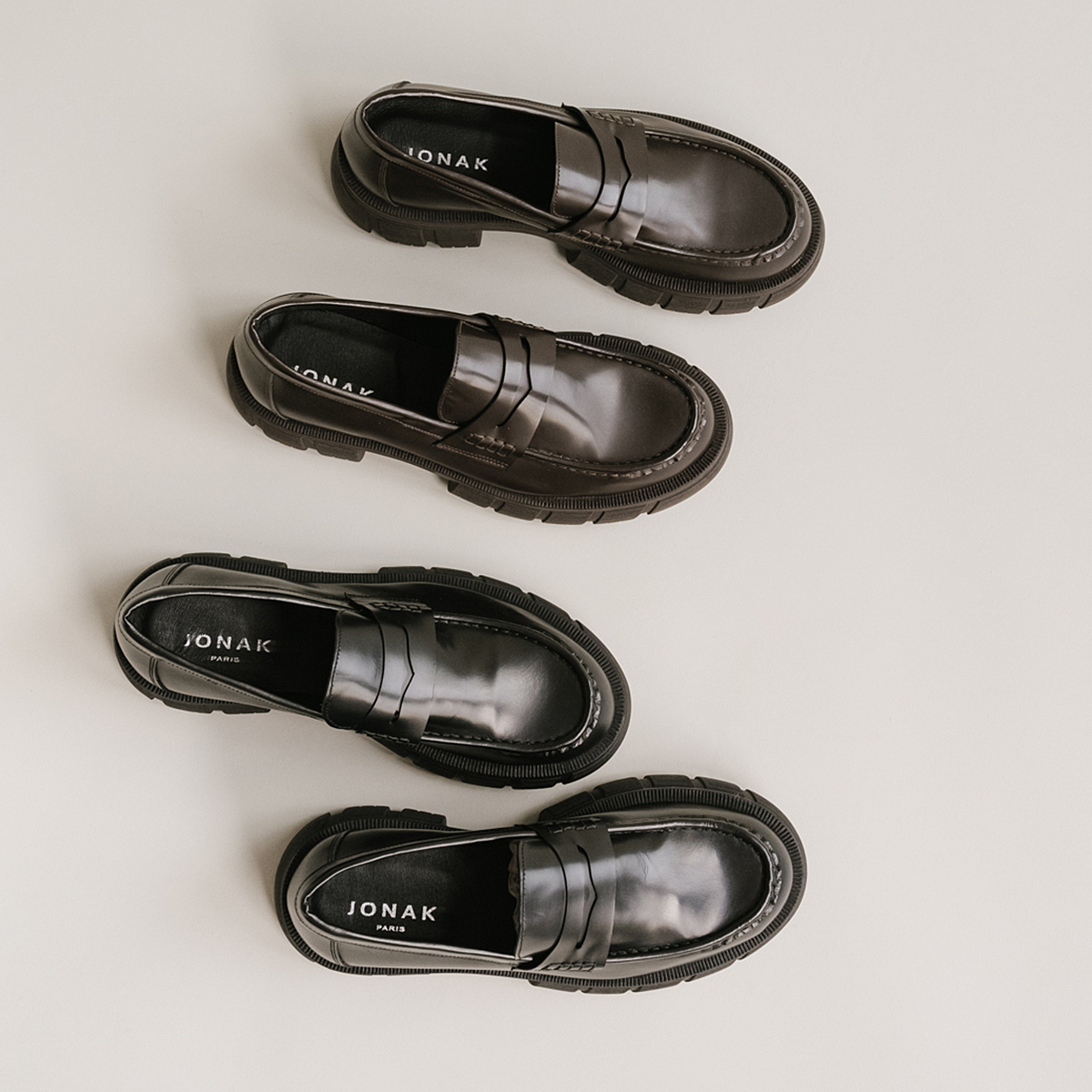 Moccasins with notched soles in glazed black leather | DIAQUO