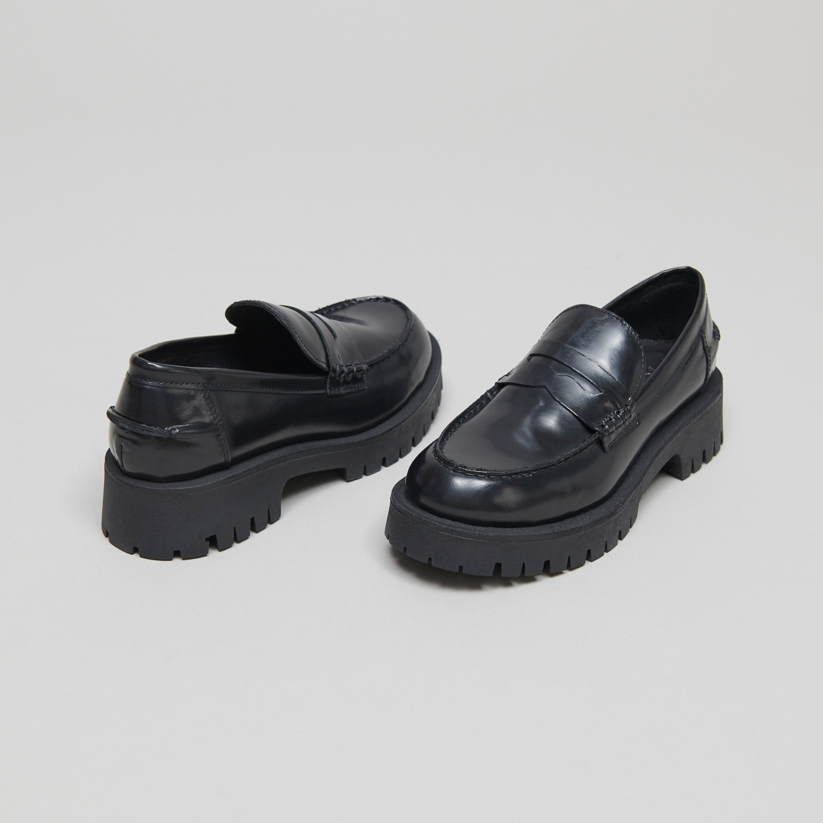 Moccasins with notched soles in glazed black leather | RIMANA