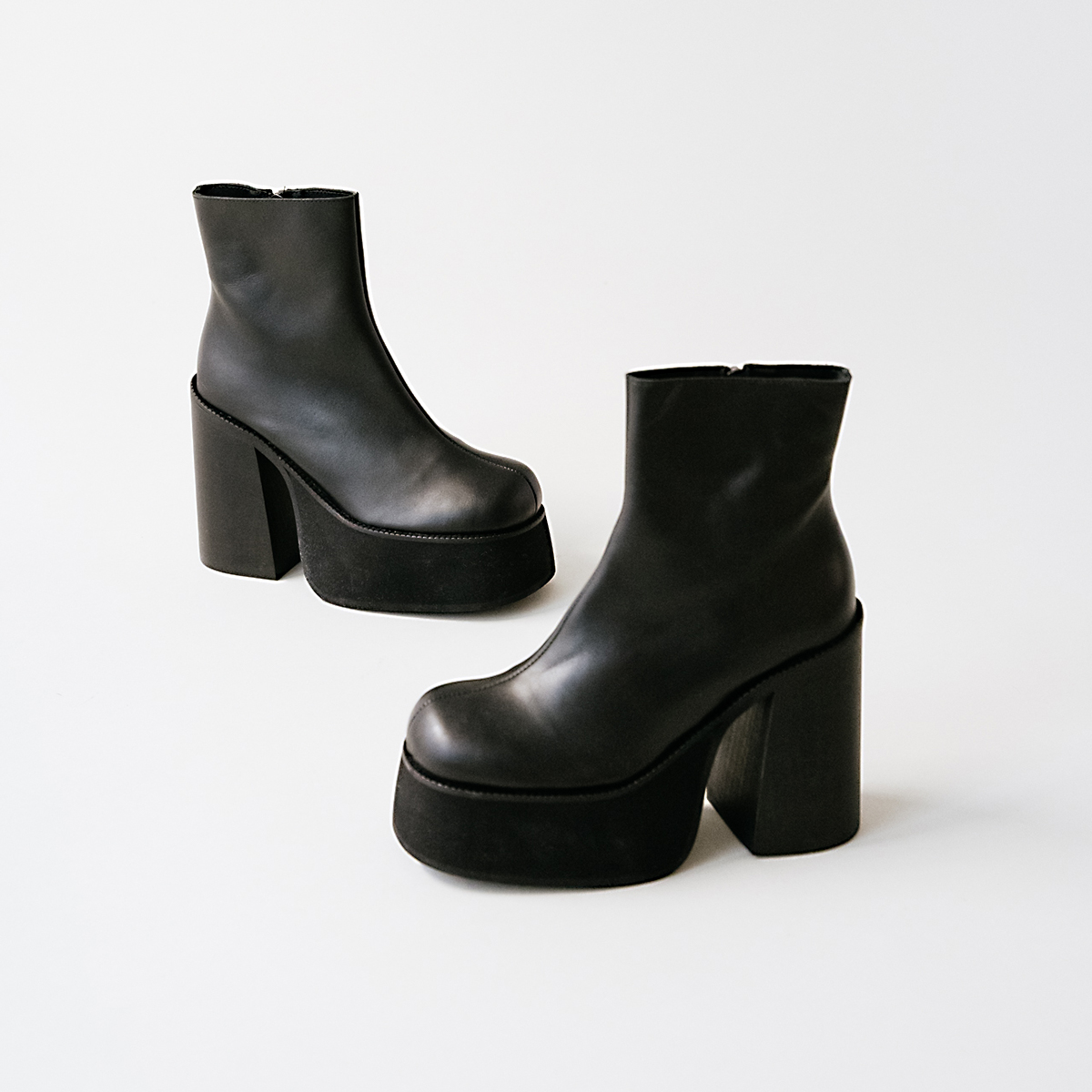 Platform boots with square toes in black leather | NOUMIA