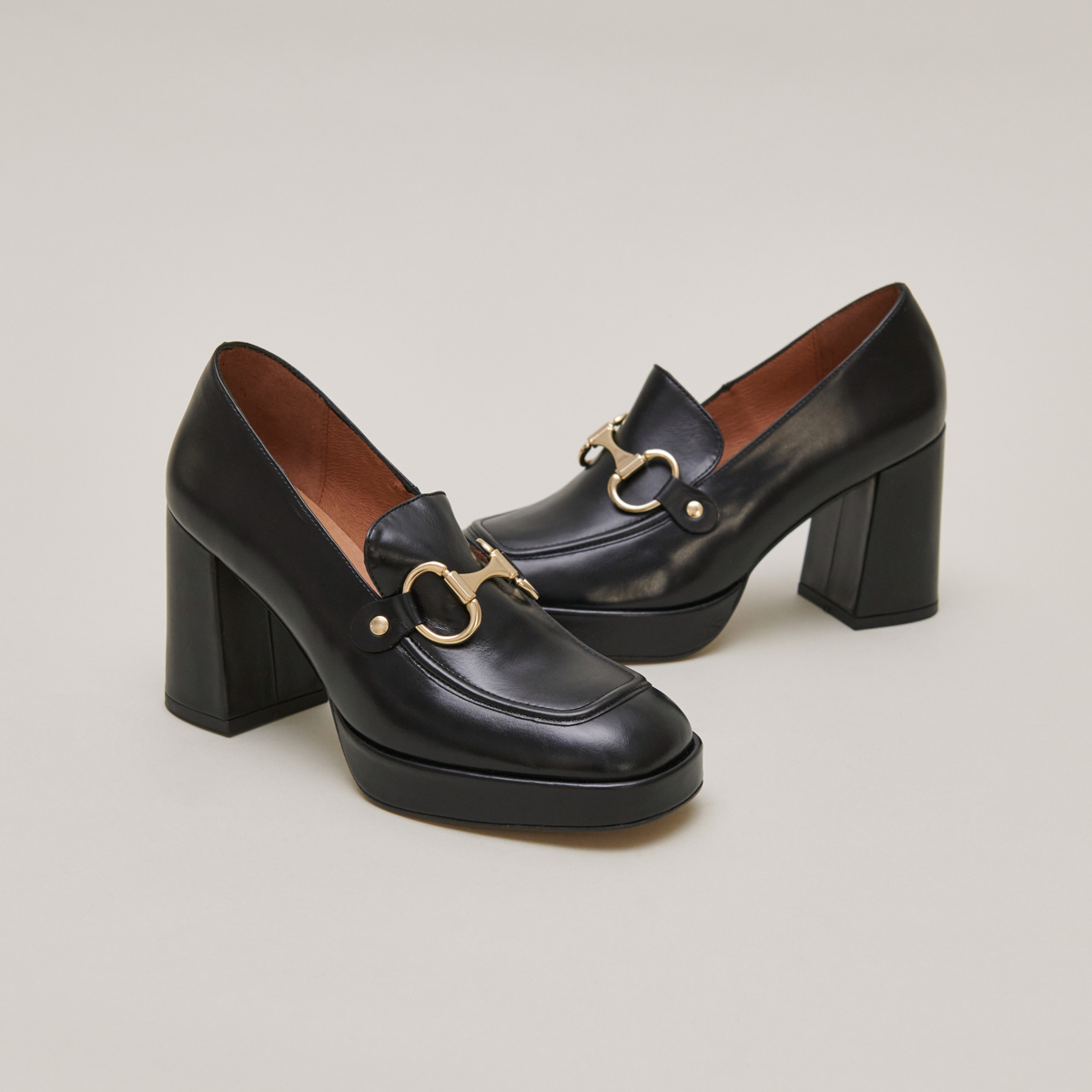 Mocassins à talons et mors in black shiny leather | VIRGILE
