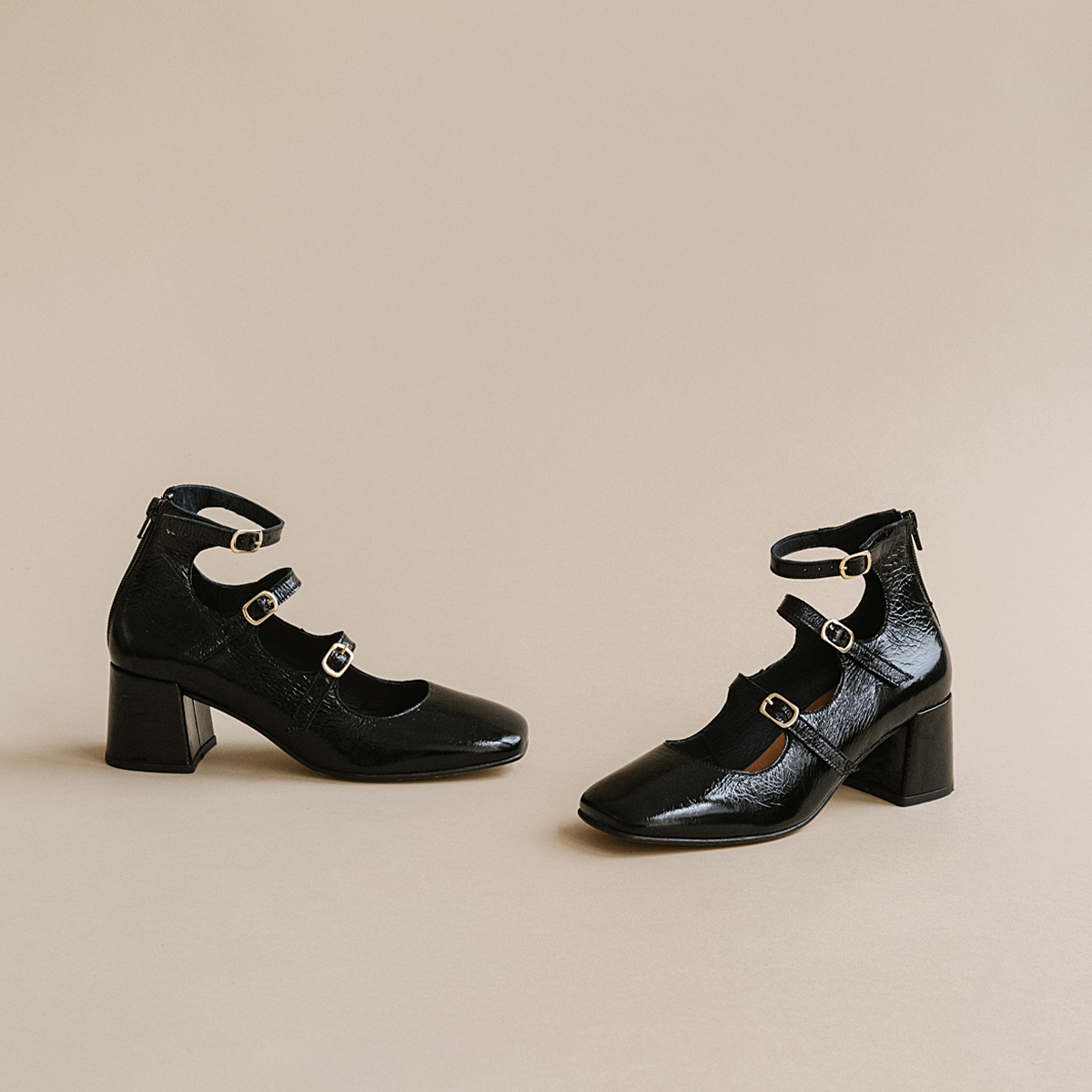 Straps and heels in black shiny leather | ARENA