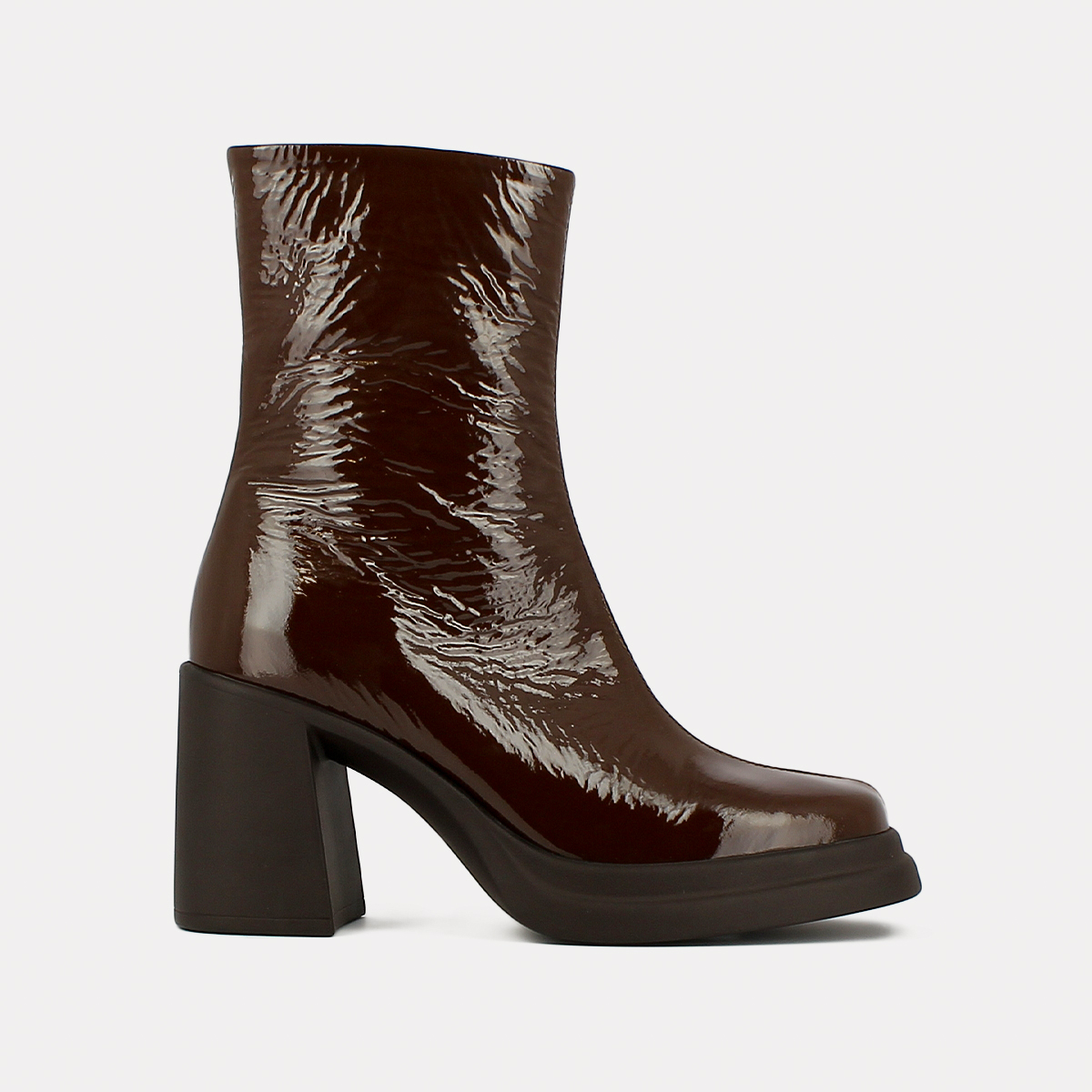 Square toe and platform boots in brown pleated patent | PALETTE