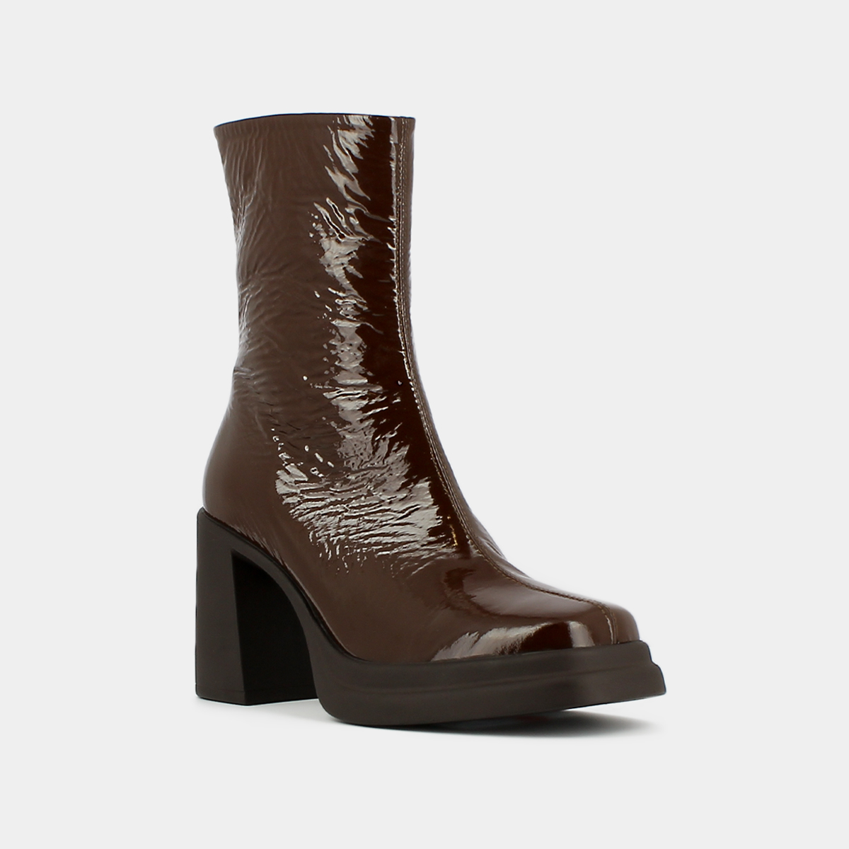 Square toe and platform boots in brown pleated patent | PALETTE