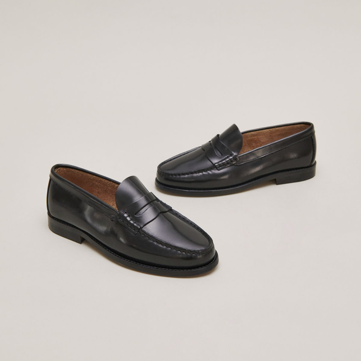 Round-toed loafers in black shiny leather | ODELYA