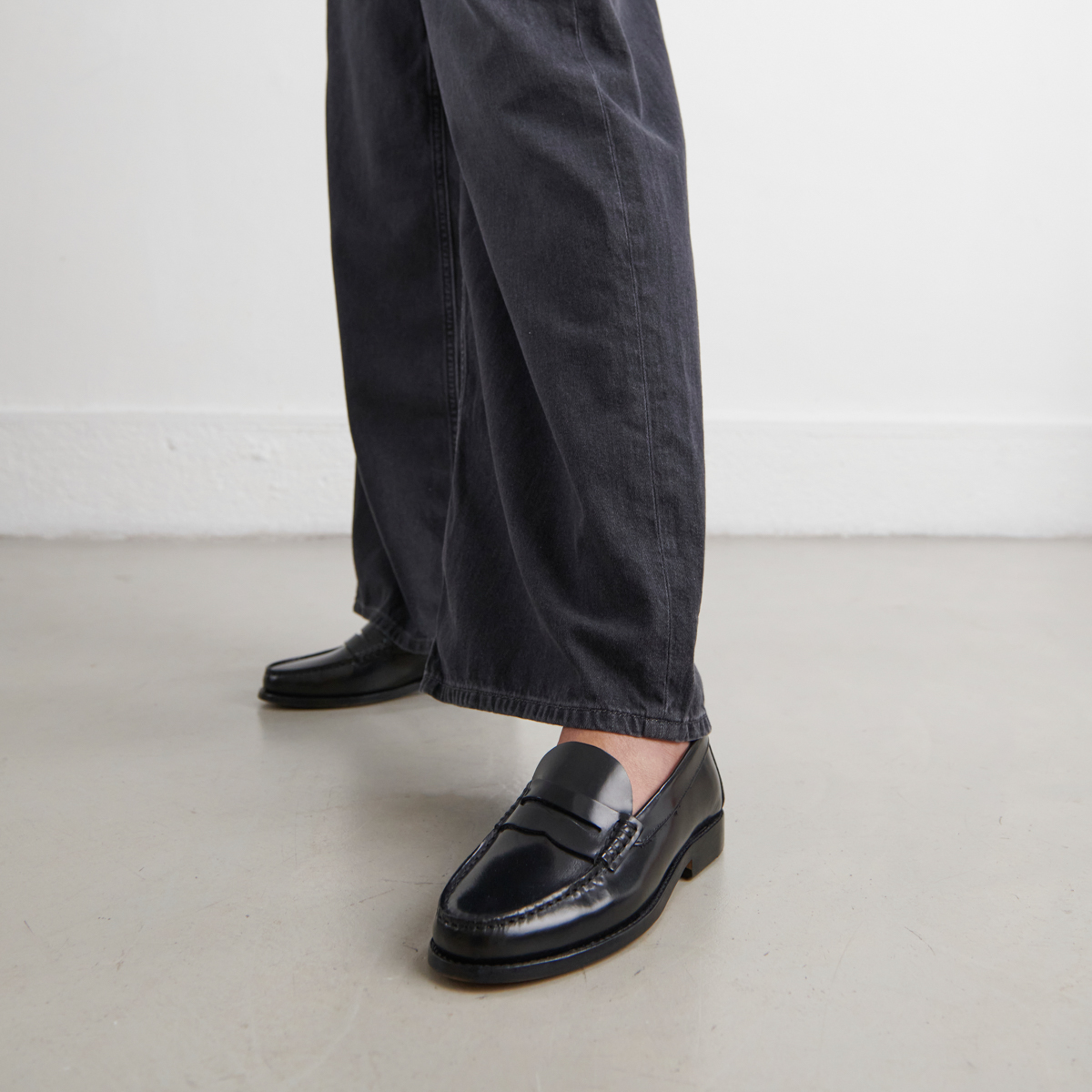 Round-toed loafers in black shiny leather | ODELYA