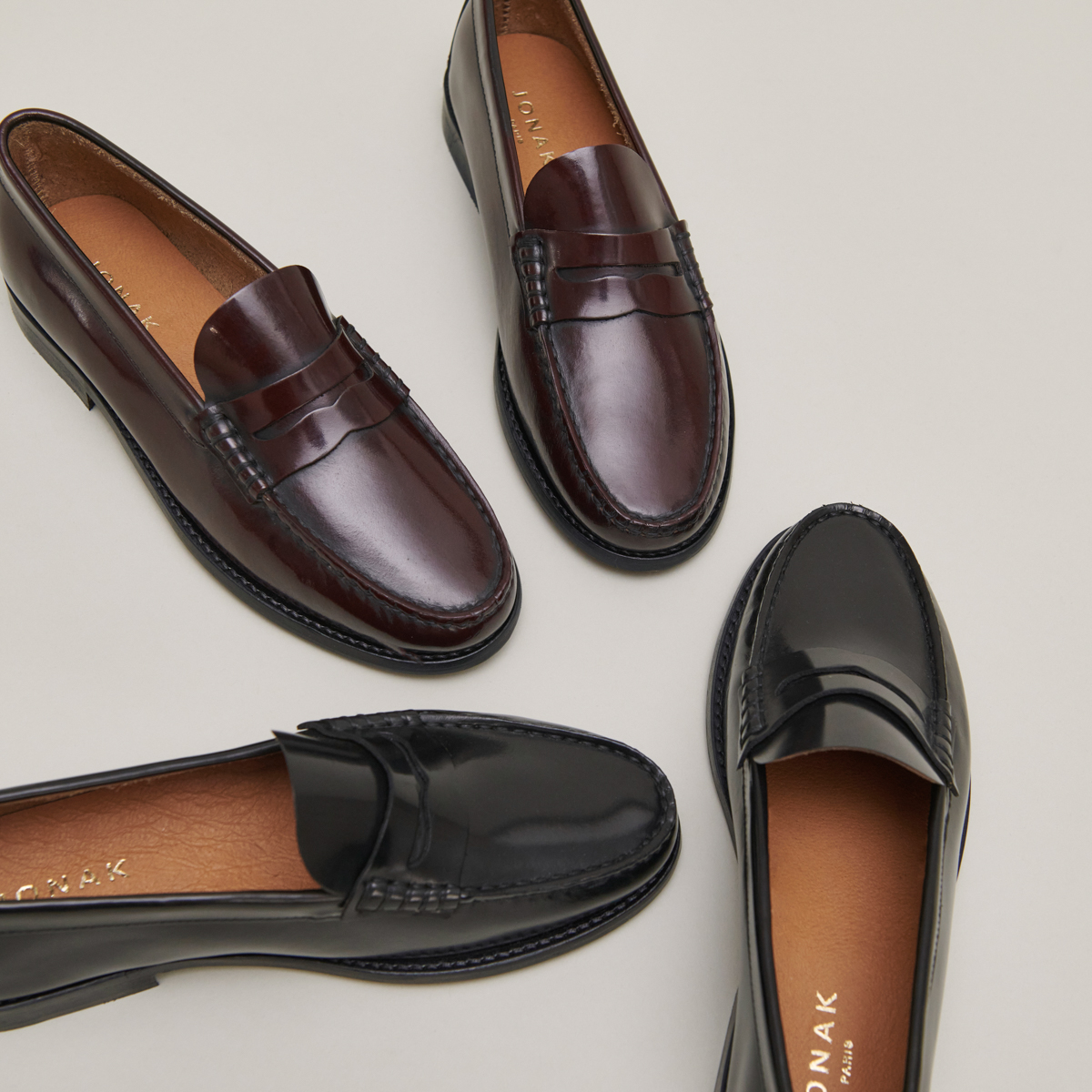 Round-toed loafers in black shiny leather | ODELYA