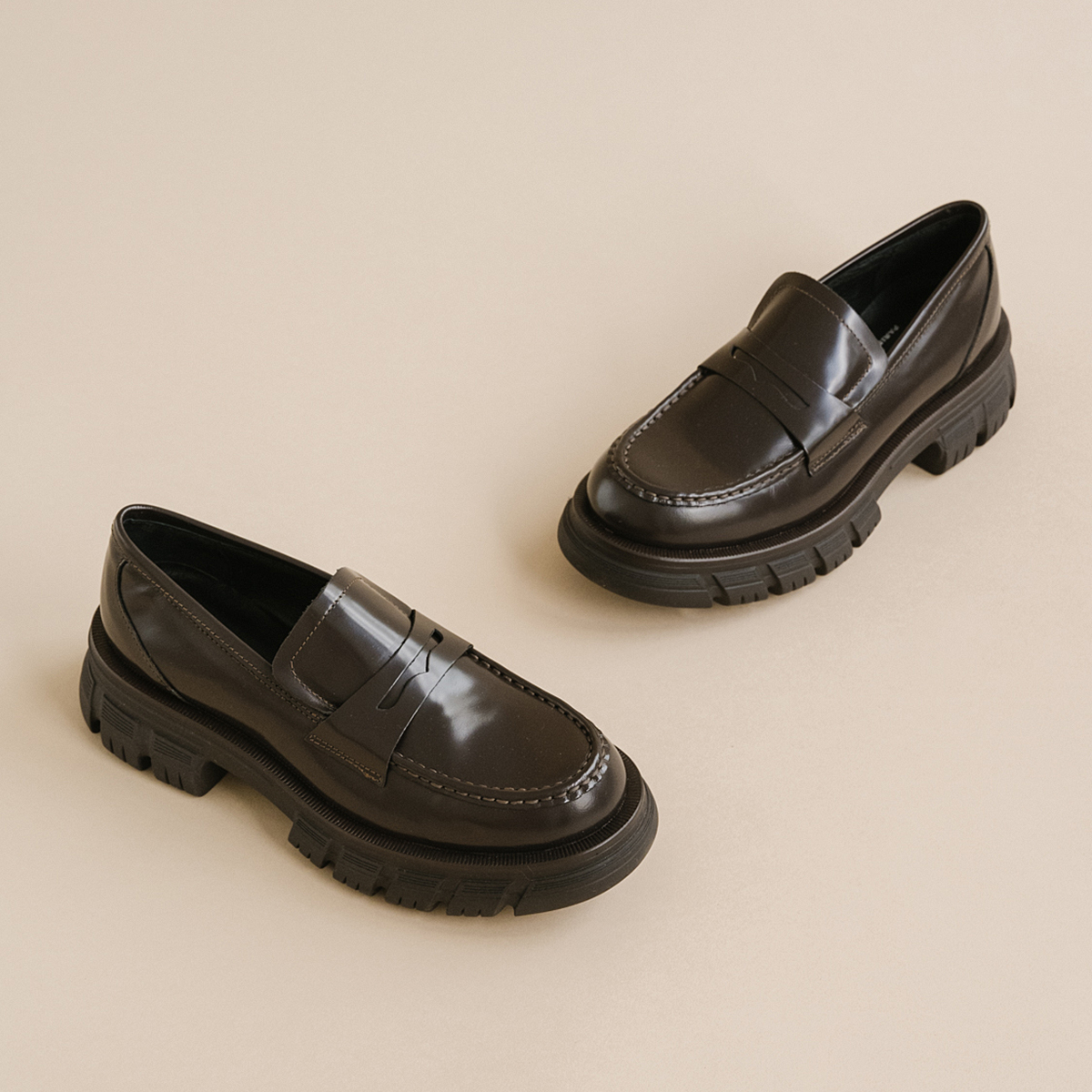 Moccasins with notched soles in brown shiny leather | DIAQ