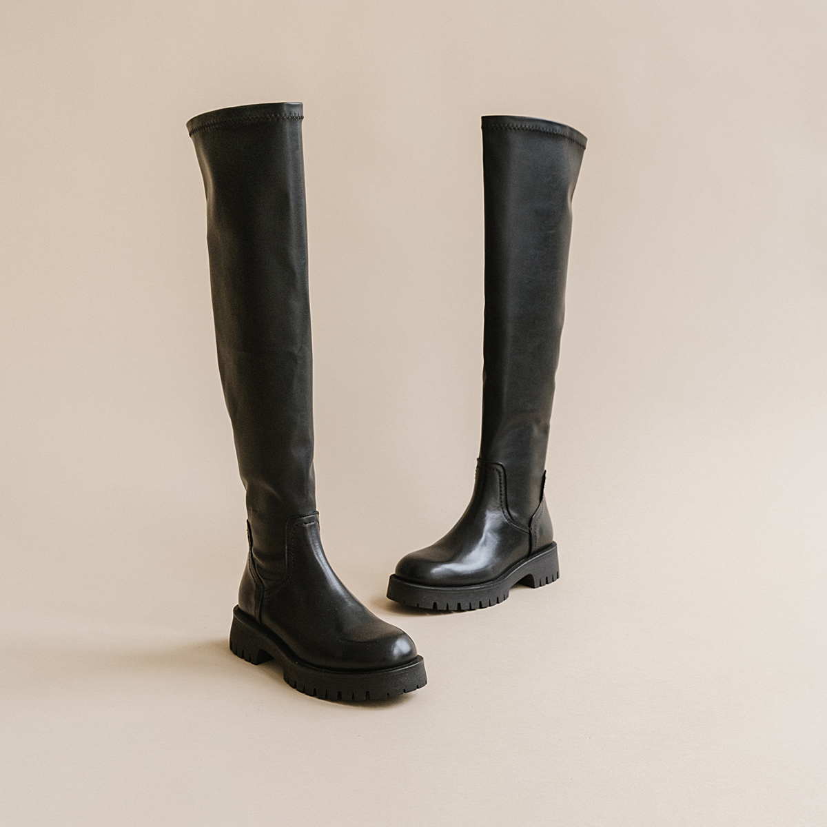 Boots with notched soles in black leather | RADAR
