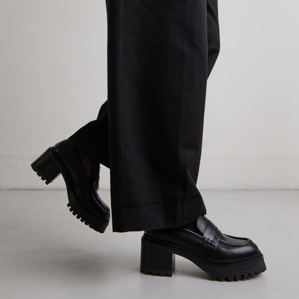 Mocassins à talons et semelles crantées.... in black shiny leather | RHUM