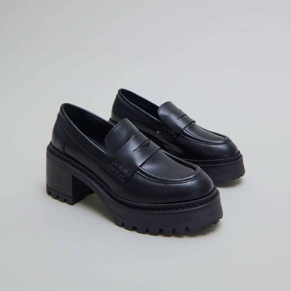 Mocassins à talons et semelles crantées.... in black shiny leather | RHUM