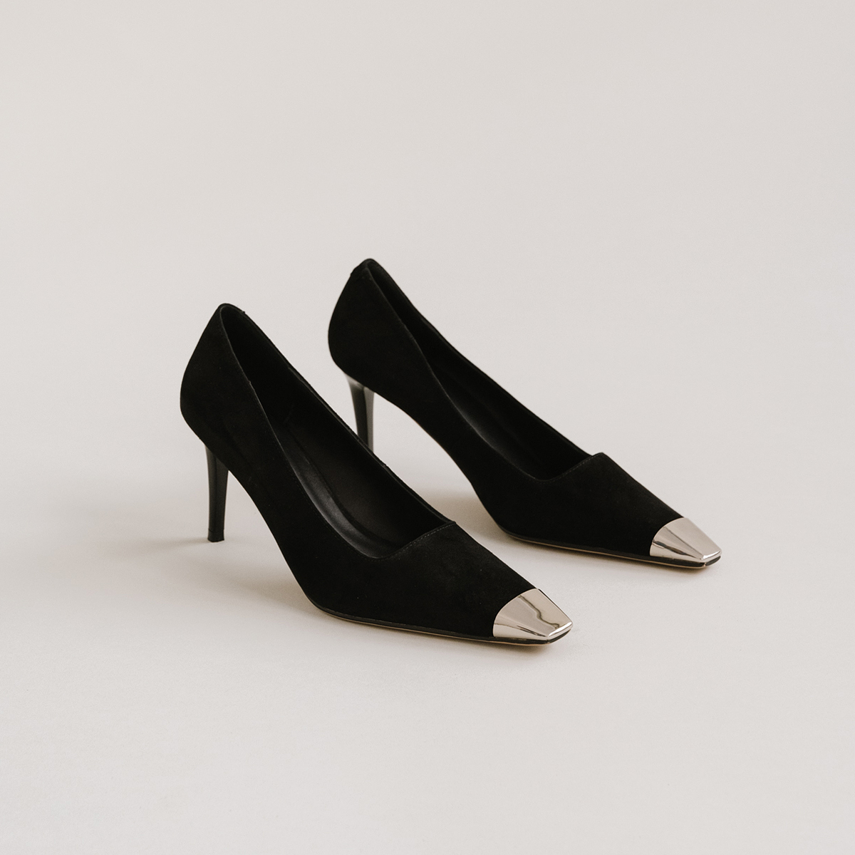 Pointed-toe pumps in black velvet | MER