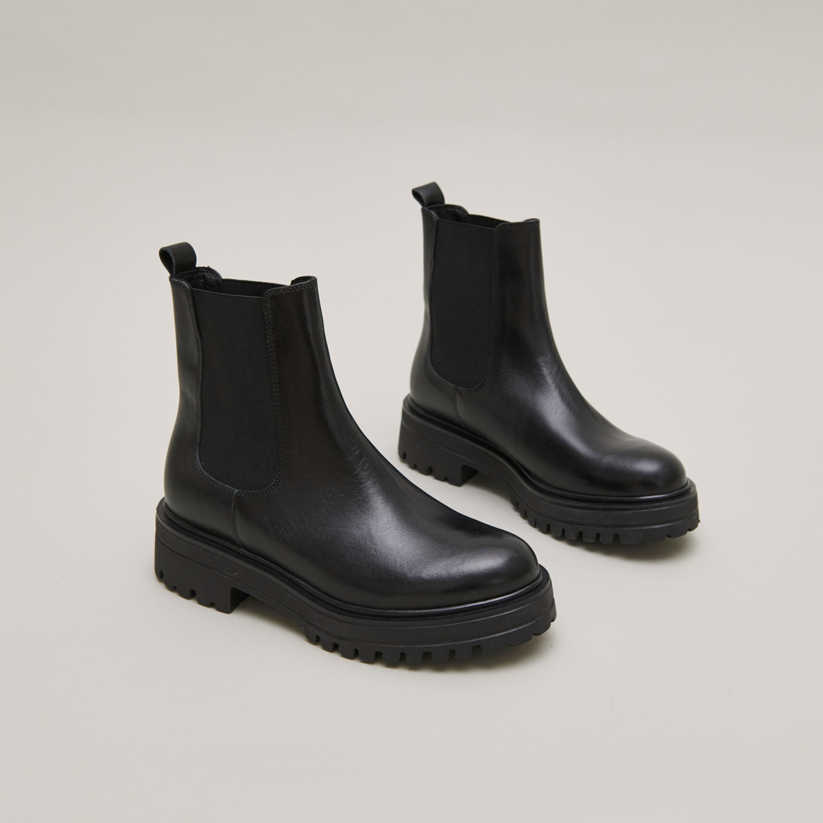 Boots with notched and elastic soles in black leather | AMANDINE