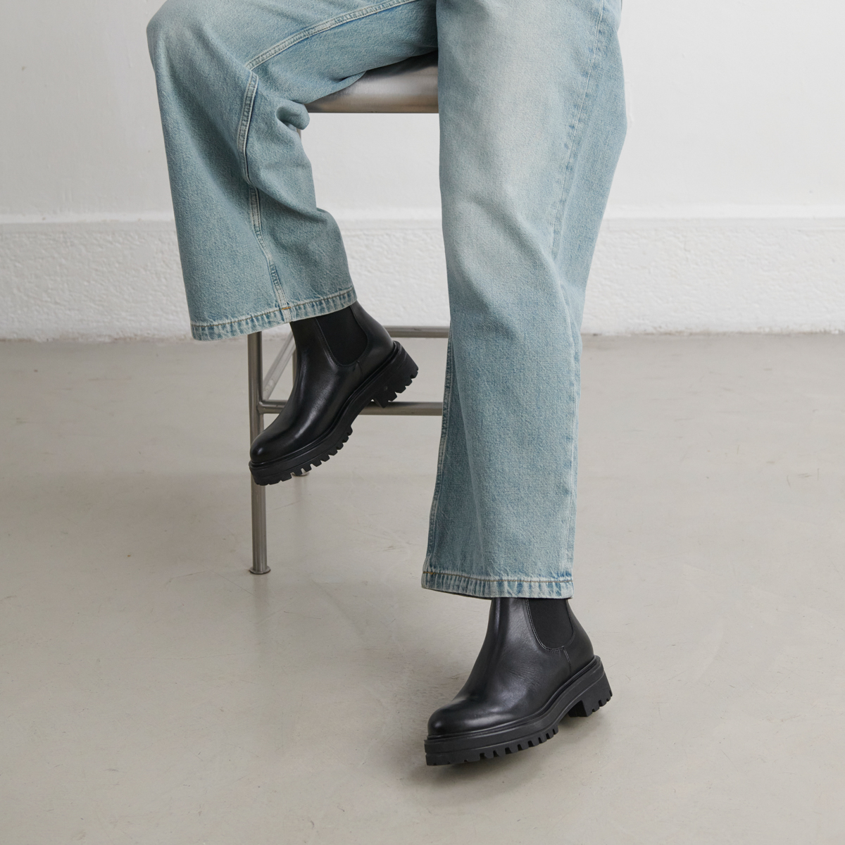 Boots with notched and elastic soles in black leather | AMANDINE