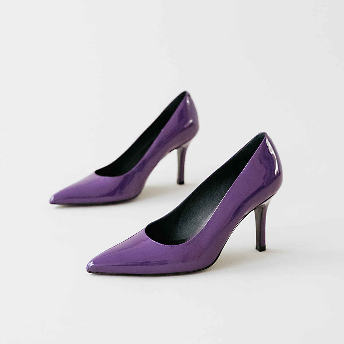 Pointed toe pumps in purple patent leather | DINERO