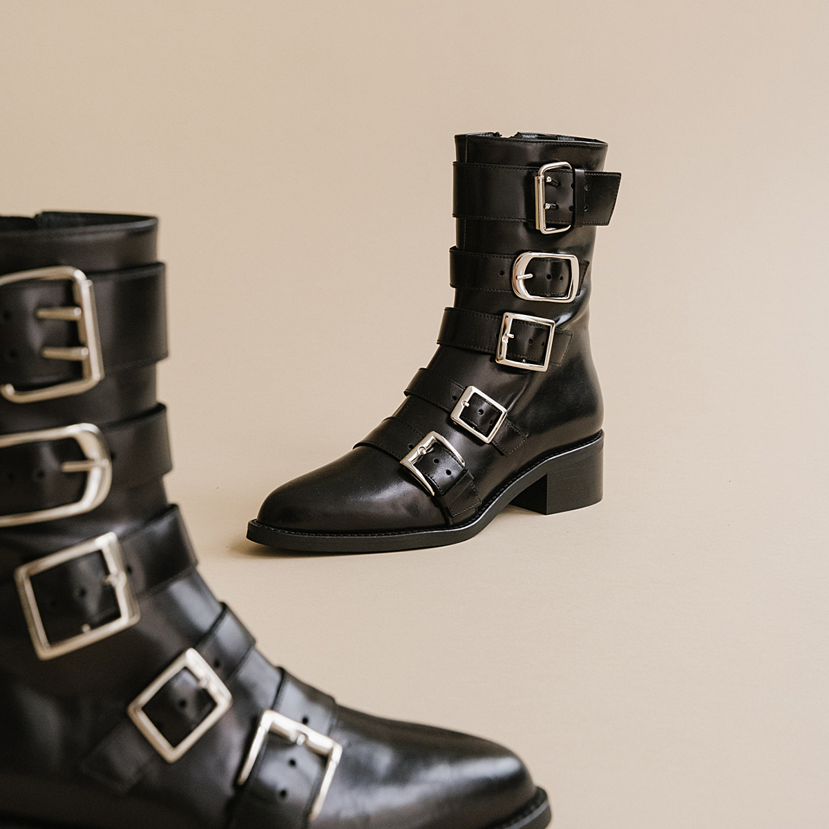 Boots with straps and pointed toes in black leather | DIORA