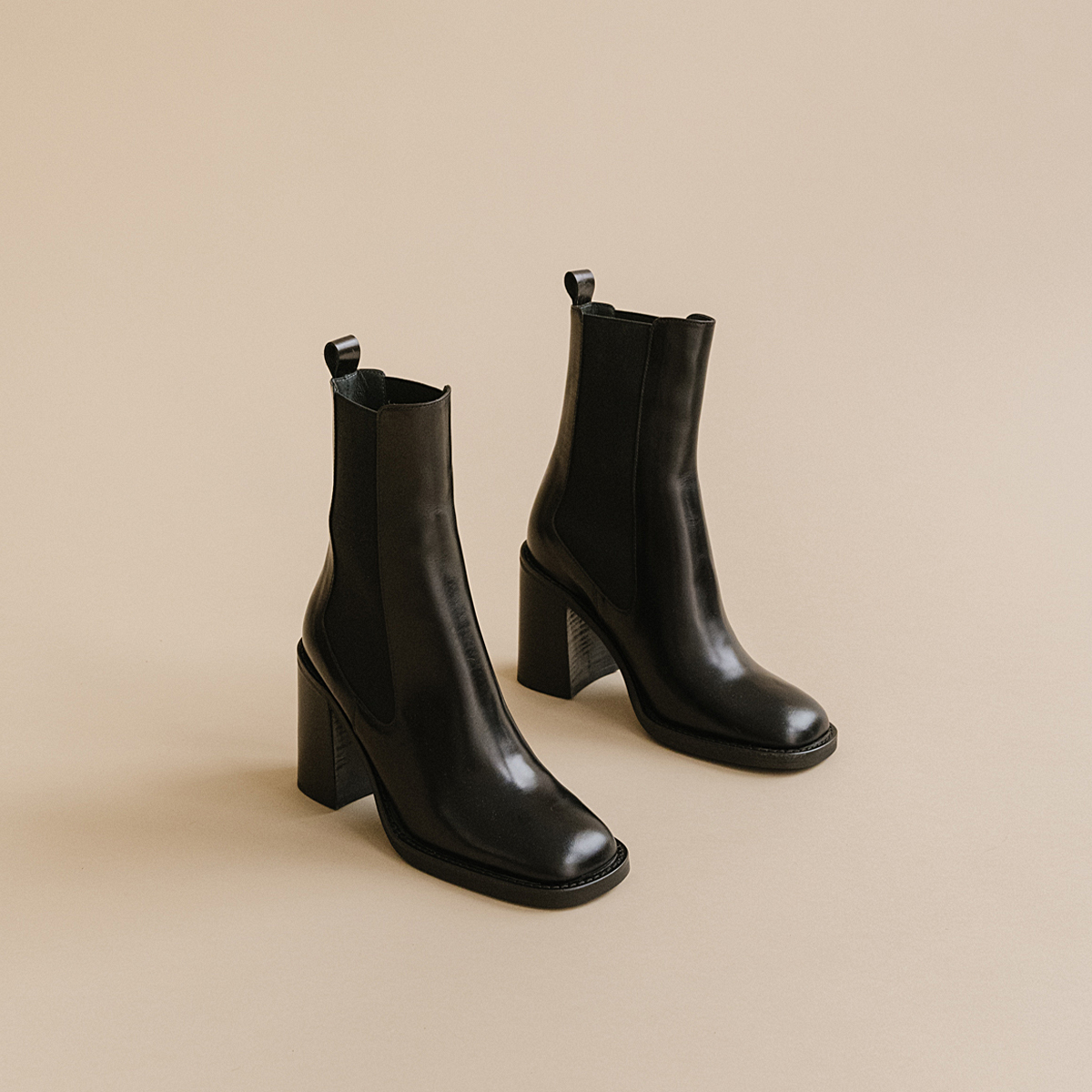 Heeled boots with square toes in black leather | DALLANT