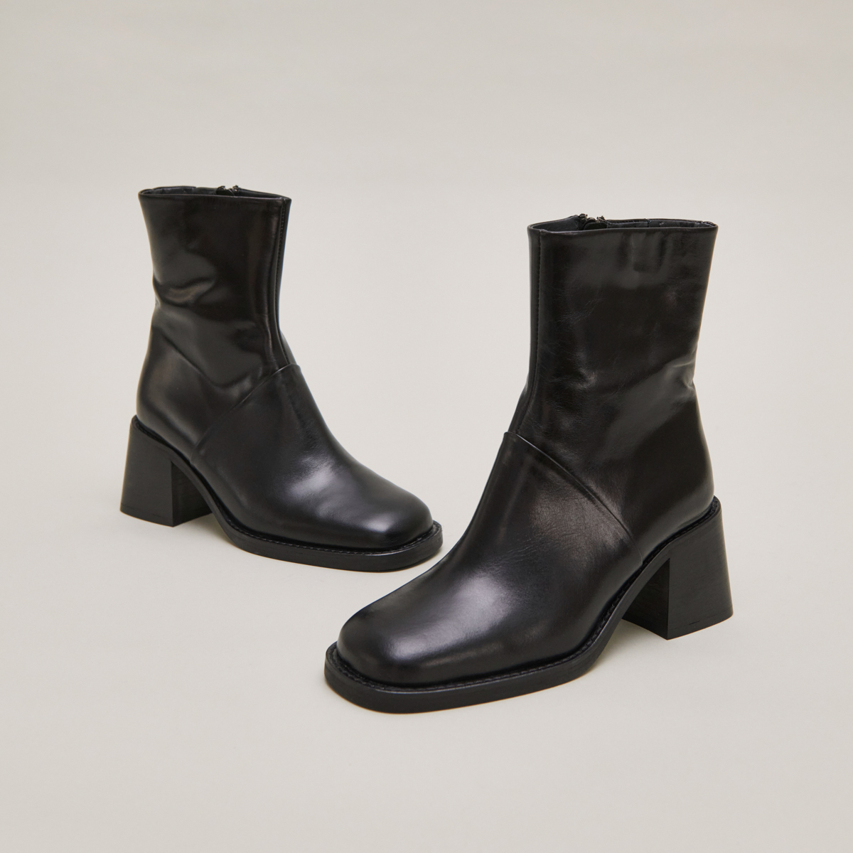 Bottines &agrave; bouts carr&eacute;s et coutures apparentes in black leather | DIOUMA