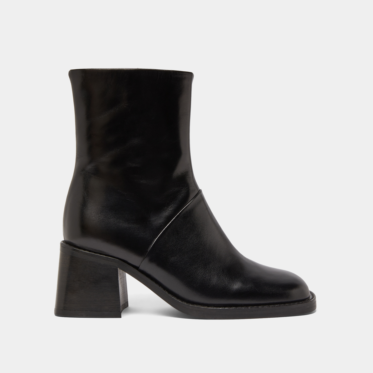 Bottines &agrave; bouts carr&eacute;s et coutures apparentes in black leather | DIOUMA