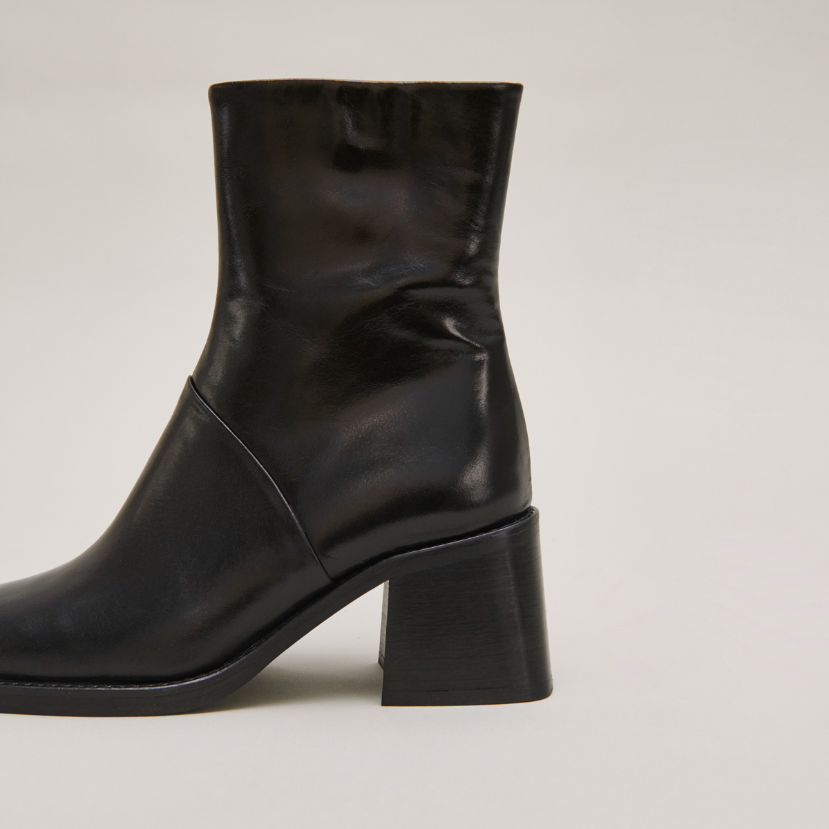 Bottines &agrave; bouts carr&eacute;s et coutures apparentes in black leather | DIOUMA
