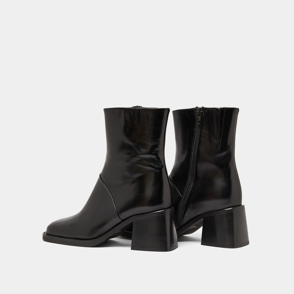 Bottines &agrave; bouts carr&eacute;s et coutures apparentes in black leather | DIOUMA