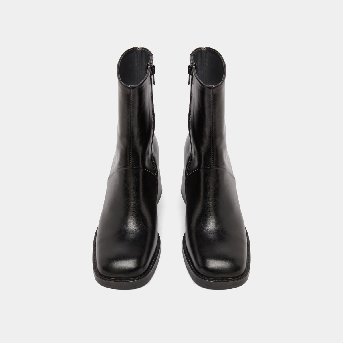 Bottines &agrave; bouts carr&eacute;s et coutures apparentes in black leather | DIOUMA