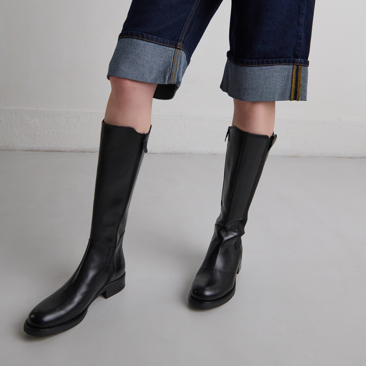 Bottes plates à bouts ronds in black leather | ASPER