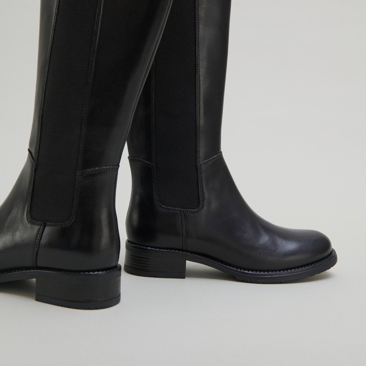 Bottes plates à bouts ronds in black leather | ASPER