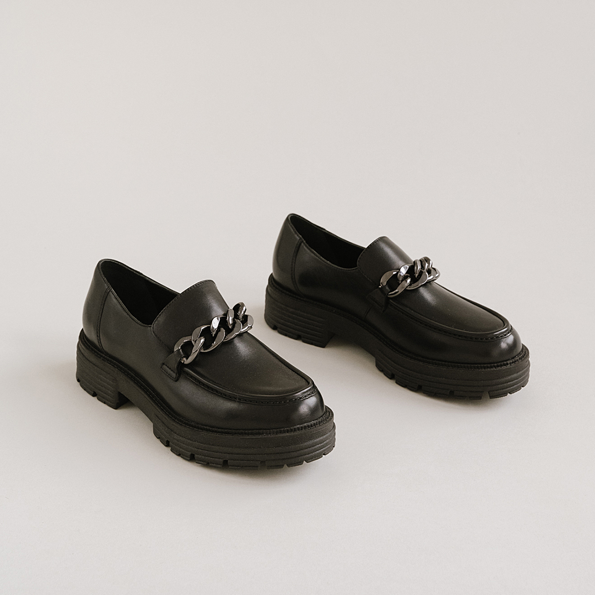 Loafers with chains and notched soles in black leather | ANTONY
